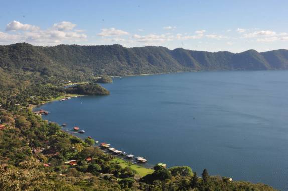 O belo lago de Coatepeque, numa antiga e enorme cratera vulcânica em El Salvador